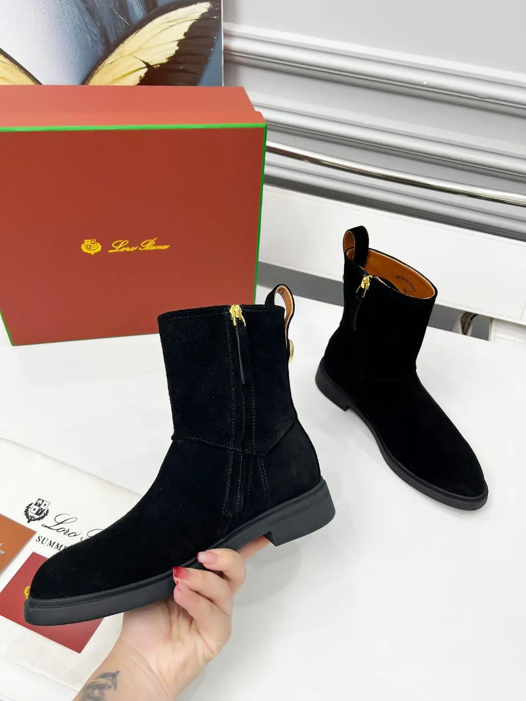 👟👟Ex-factory price 620👟👟 First-layer cow leather, G02 purchasing level WYSIWYG Loro Piana LP 130s new autumn and winter Kilda ankle boots side zipper short boots. This iconic ankle boot is made of waxed cow leather/suede sheepskin material, giving it a rustic and unique retro aesthetic. The casual yet sophisticated style is perfect for urban looks as well as relaxed weekend looks. The sole is Loro Piana non-slip rubber sole. Leather lining, interior zip closure with tonal zip puller at top. Metallic detail at back. Leather ring pull tabs engraved with brand logo One-piece tonal rubber sole Rubber sole with anti-slip LP detail! Upper: Imported calfskin/nubuck leather Inner foot pads: cowhide Sole: Original molded rubber outsole Size: 35-40 (41 is custom-made and cannot be returned or exchanged)